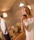 Pareja bebiendo en bodega Marqués de Terán